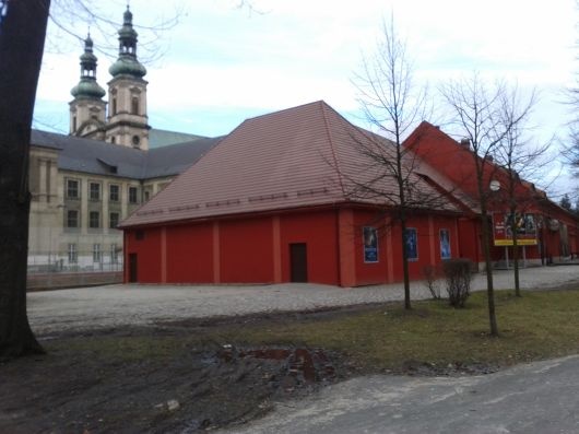 Kino w Nysie z przyległym parkingiem