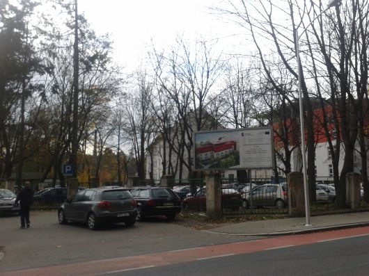 Wjazd na parking wewnętrzny szpitala przy Placu Paderewskiego