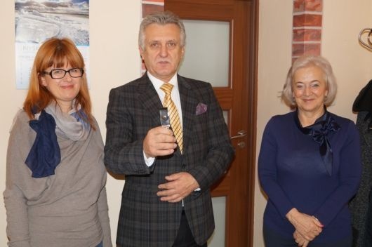 Uroczyste przekazanie kluczy. Od lewej: Aleksandra Kużdżał-Kuchta, starosta Czesław Biłobran i Irena Kłakowicz
