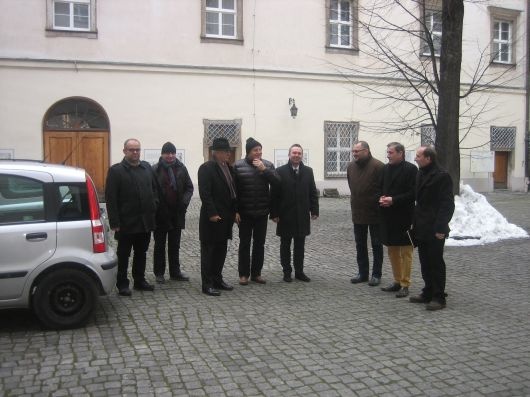 Komisja na dziedzińcu muzeum