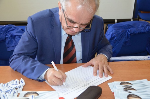 Tadeusz Jarmuziewicz podpisuje się pod listą poparcia 