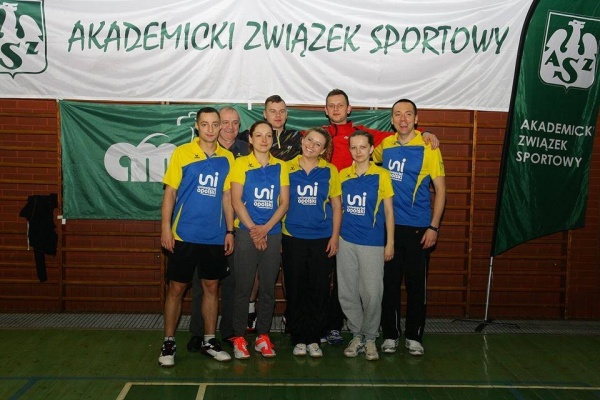 Reprezentacja badmintonistów UO z trenerem