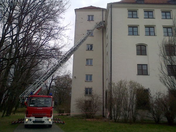 Strażacy zabezpieczają dach Zamku Piastów w Brzegu