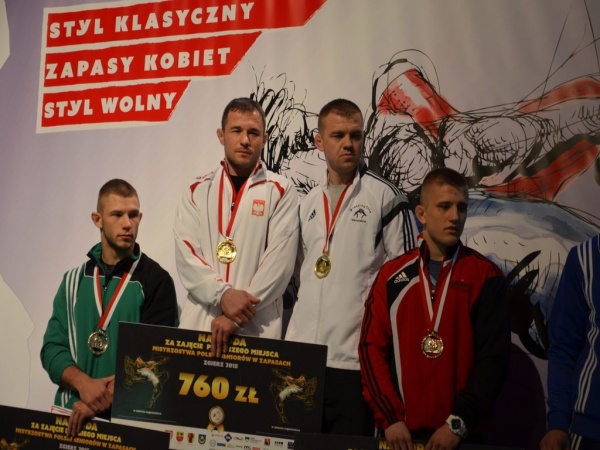 Krystian Brzozowski z Orła Namysłów na najwyższym stopniu podium podczas MP w Zgierzu 26.04.2015