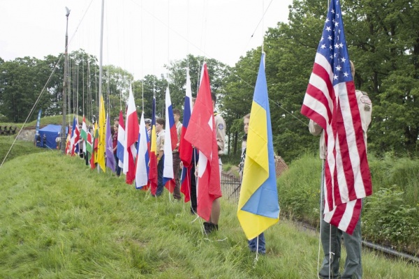 Flagi narodowe uczestnikow InterCamp 2015 /foto:ZHP