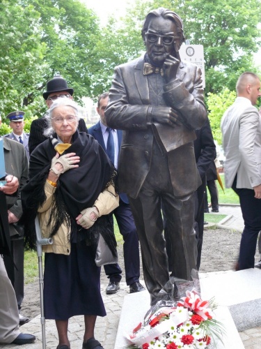  Jolanta Osmańczyk przy pomniku męża