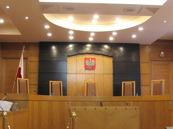 Trybunał Konstytucyjny, sala rozpraw, ?TK1? autorstwa Joanna Karnat - Praca własna. Licencja CC BY 3.0 na podstawie Wikimedia Commons 