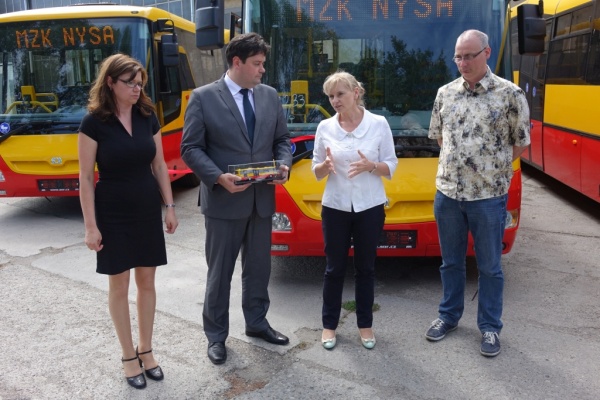 przekazanie autobusów - pośrodku prezes Anna Pyka