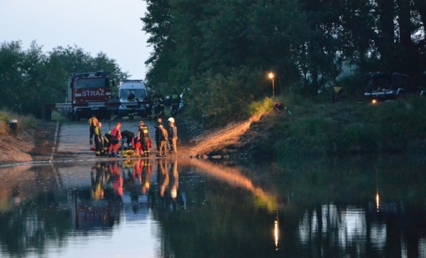 Strażacy szukają wędkarza, który wpadł do Odry / fot. brzeg24.pl