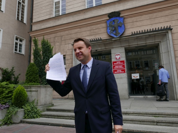 Arkadiusz Wiśniewski pokazuje postanowienie prokuratury