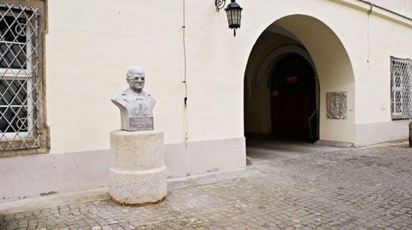 Popiersie S.Kramarczyka przed nyskim muzeum