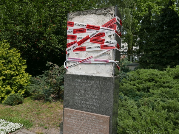 Zniszczony pomnik Żołnierzy Podziemia Antykomunistycznego