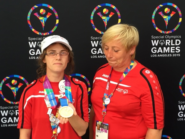 Elżbieta Kasprzyk i jej trenerka Ewa Hałambiec Złote medalistki Światowych Igrzysk Olimpiad Specjalnych w Los Angeles 29.07.2015