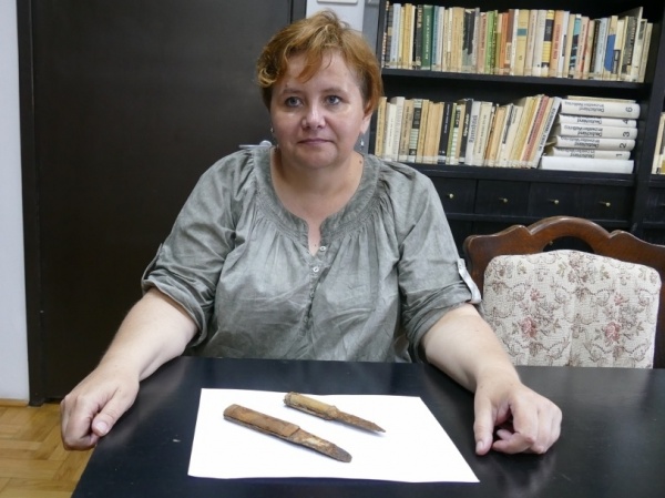 Beata Madej prezentuje znalezione w lesie noże