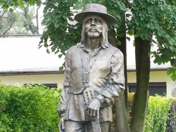 Pomnik Czesława Niemena na Wzgórzu Uniwersyteckim/Fot. wikipedia.pl
