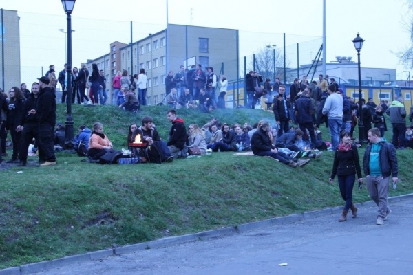 Studenci na kampusie UO podczas Wielkiego Grillowania 2015