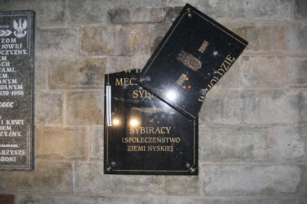 Zniszczona tablica pamięci Sybiraków w Nysie