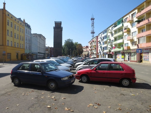 Parking pośrodku ulicy Piaatowskiej