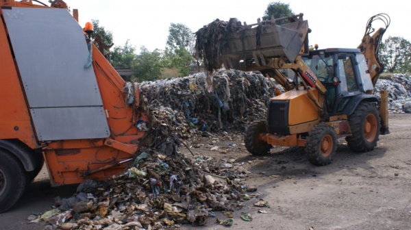 Wywózka śmieci z wysypiska w Skoroszycach