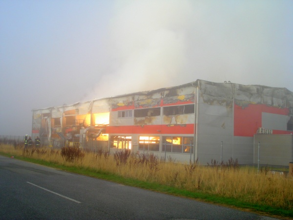 Pożar hali produkcyjnej w Olszowej (fot. Małgorzata Kornaga)