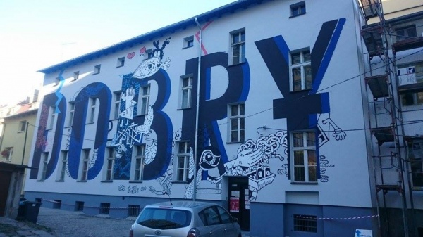 Mural na fasadzie budynku przy ulicy Sienkiewicza w Opolu