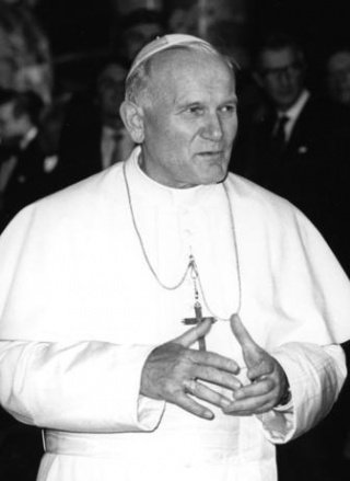 Jan Paweł II (1980) [ https://pl.wikipedia.org/wiki/Plik:Ioannes_Paulus_II_in_Germany_(1980)]