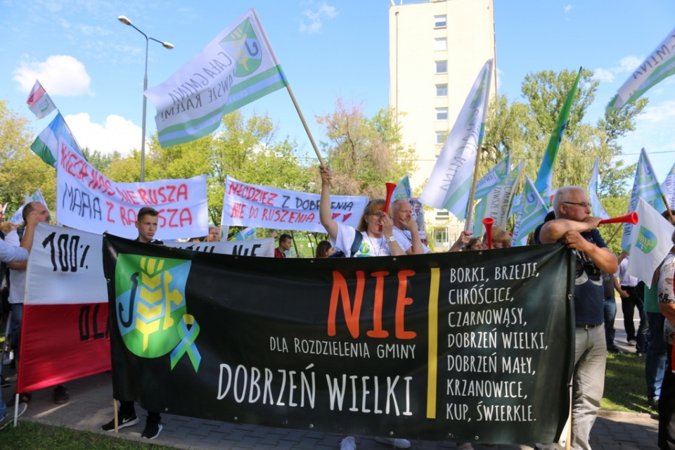 Manifestacja przeciwników powiększenia Opola przed MSWiA w Warszawie [fot. Marcin SKomudek]