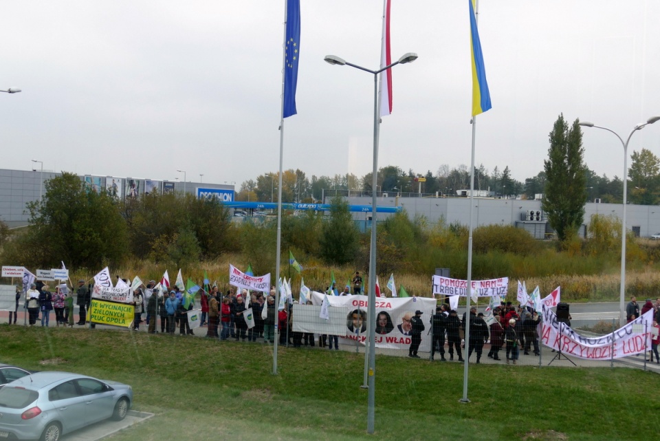 Przeciwnicy powiększenia Opola protestujący w czasie Kongresu Samorządowego [fot. Barbara Więcek]