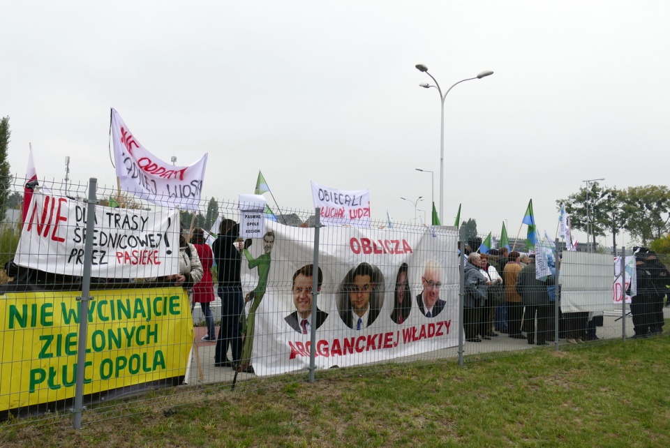 Przeciwnicy powiększenia Opola protestujący w czasie Kongresu Samorządowego [fot. Barbara Więcek]