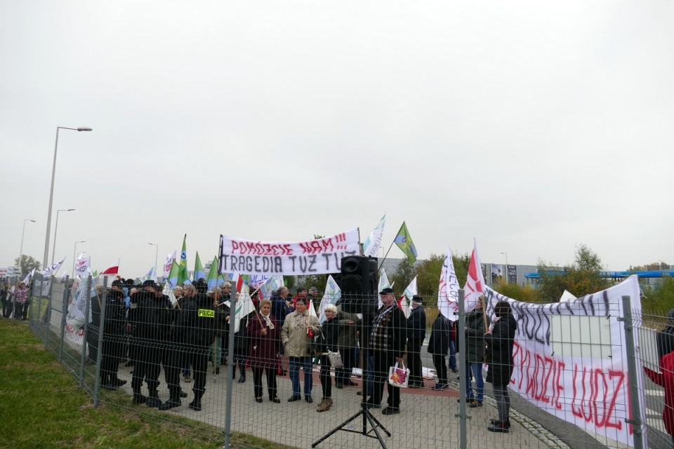 Przeciwnicy powiększenia Opola protestujący w czasie Kongresu Samorządowego [fot. Barbara Więcek]