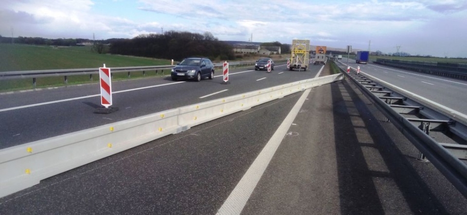 Montaż barier na autostradzie [fot. GDDKiA]