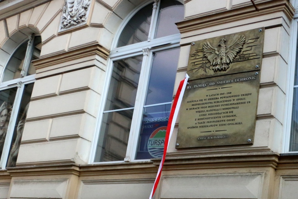 Odsłonięcie tablicy upamiętniającej ofiary Urzędu Bezpieczeństwa w Opolu [fot. Paula Hołubowicz]