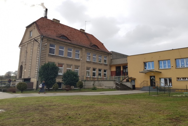 Reńska Wieś: Remontują szkołę, żeby było cieplej i taniej
