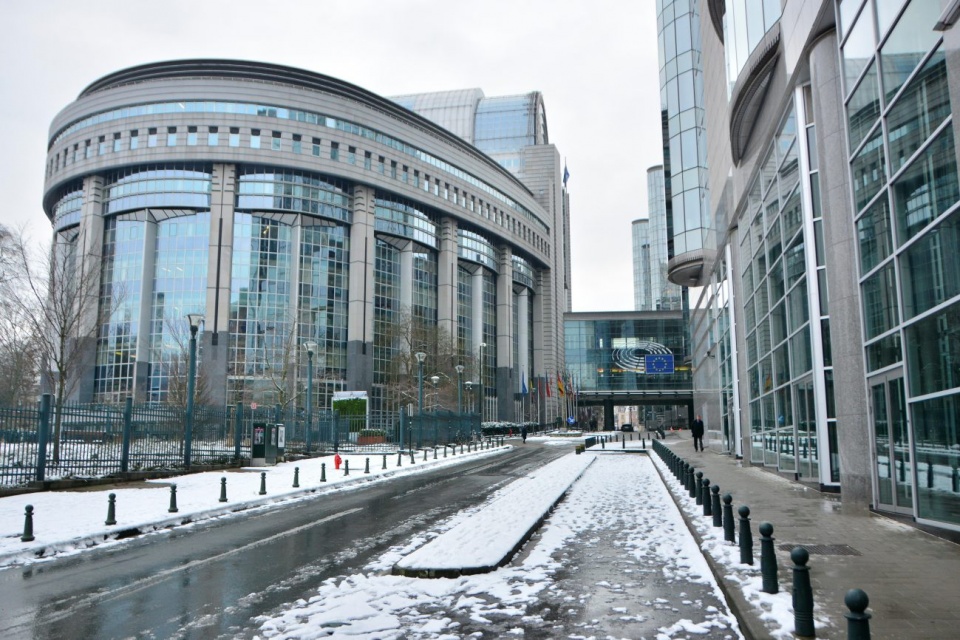 Parlament Europejski w Brukseli, wejście dla mediów (budynek po lewej) [fot. Daniel Klimczak]