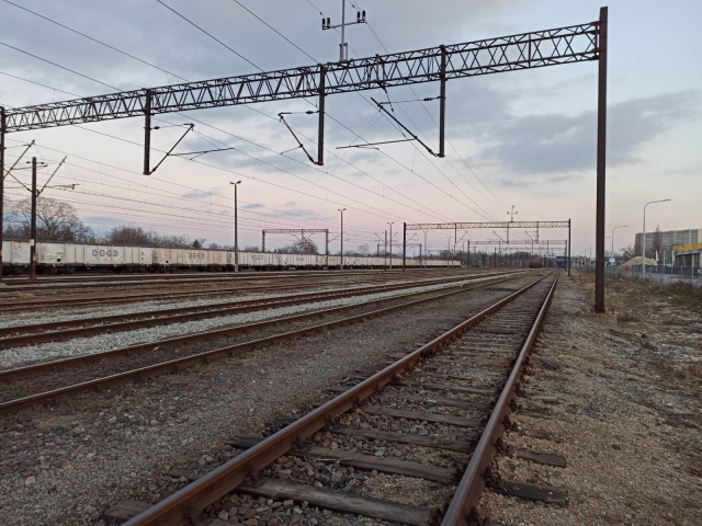 Pociąg zerwał trakcję w Dziergowicach koło Kędzierzyna-Koźla. Możliwe utrudnienia w ruchu kolejowym