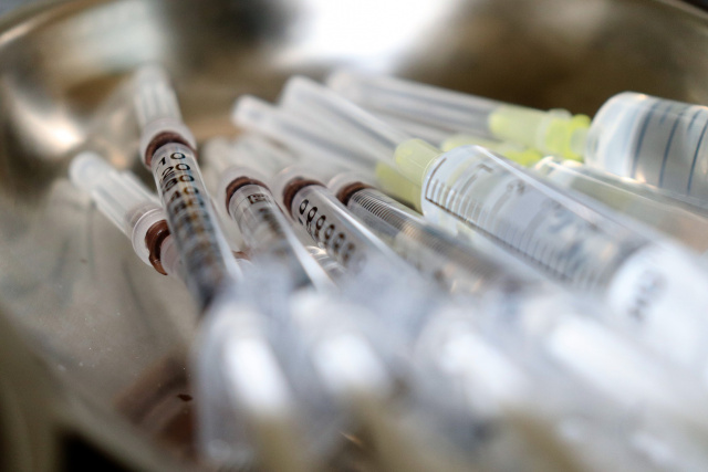 Rusza rejestracja na szczepienia przeciw COVID-19 dla 65 i 66-latków. Najlepiej zapisać się zdalnie