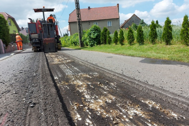 Koniec remontu ulicy Fabrycznej w Wołczynie i początek robót w Wierzchach. Magistrat przebudowuje drogi z dotacjami