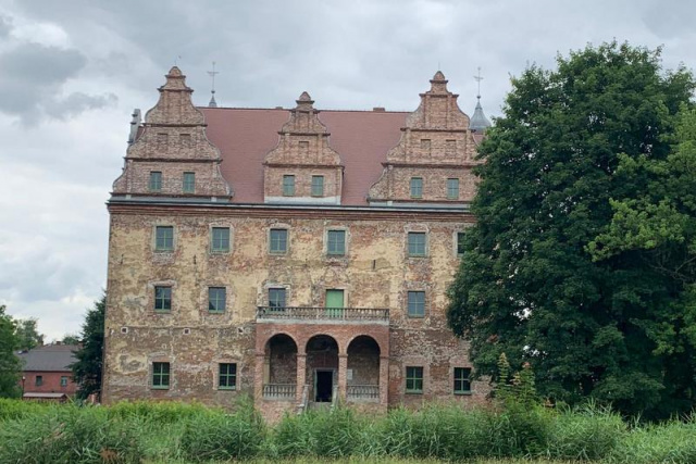 Dziedziniec pałacu w Polskiej Cerekwi doczeka się dachu. Deszcz już nie zaleje sali ślubów