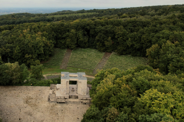 Wojsko wprowadziło regulamin odwiedzania pomnika i amfiteatru na Górze św. Anny. To teren militarny, ale otwarty dla gości
