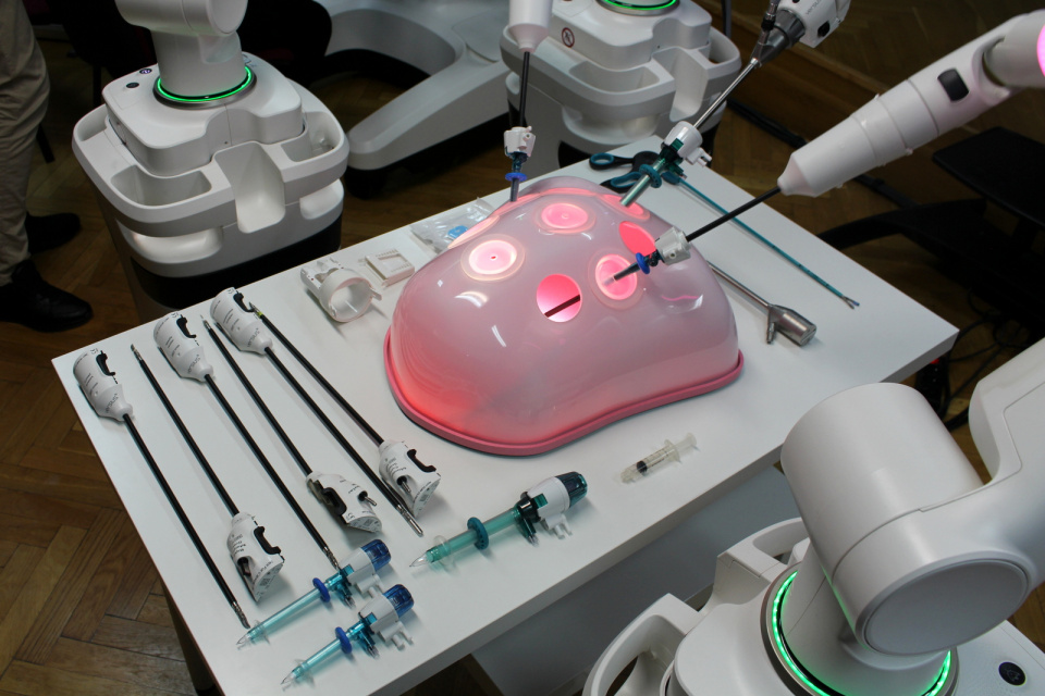 Prezentacja nowego robota chirurgicznego w Uniwersyteckim Szpitalu Klinicznym [fot. Maria Oleksy]