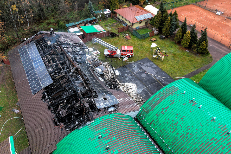 Trwa dogaszanie pożaru obiektu hotelowego w Chrząstowicach [fot. Maciej Marciński]