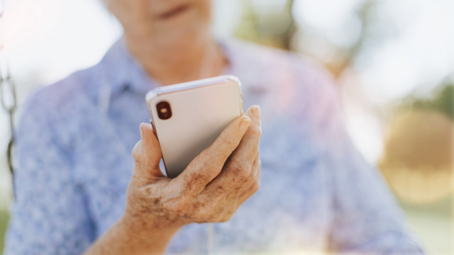 Seniorzy nabierają się na oszustwa telefoniczne, a młodzi - internetowe