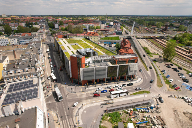 Kino plenerowe na dachu centrum przesiadkowego Opole Główne