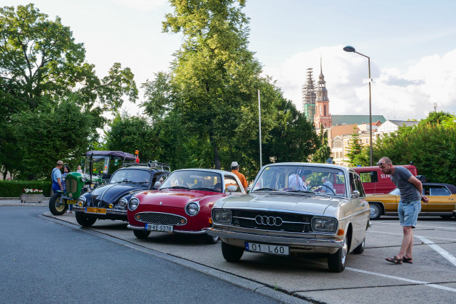 Zlot zabytkowych samochodów przed urzędem wojewódzkim częścią Nocy Kultury w Opolu [ZDJĘCIA]