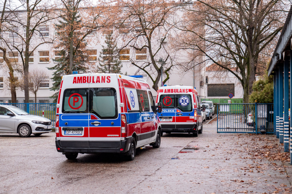 Ambulanse jadą na miasto [fot. Adam Dubiński]