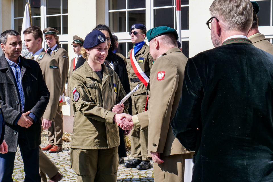 Młodzi leśnicy i wojskowi z Tułowic odebrali dyplomy ukończenia szkoły średniej [fot. Adam Dubiński]