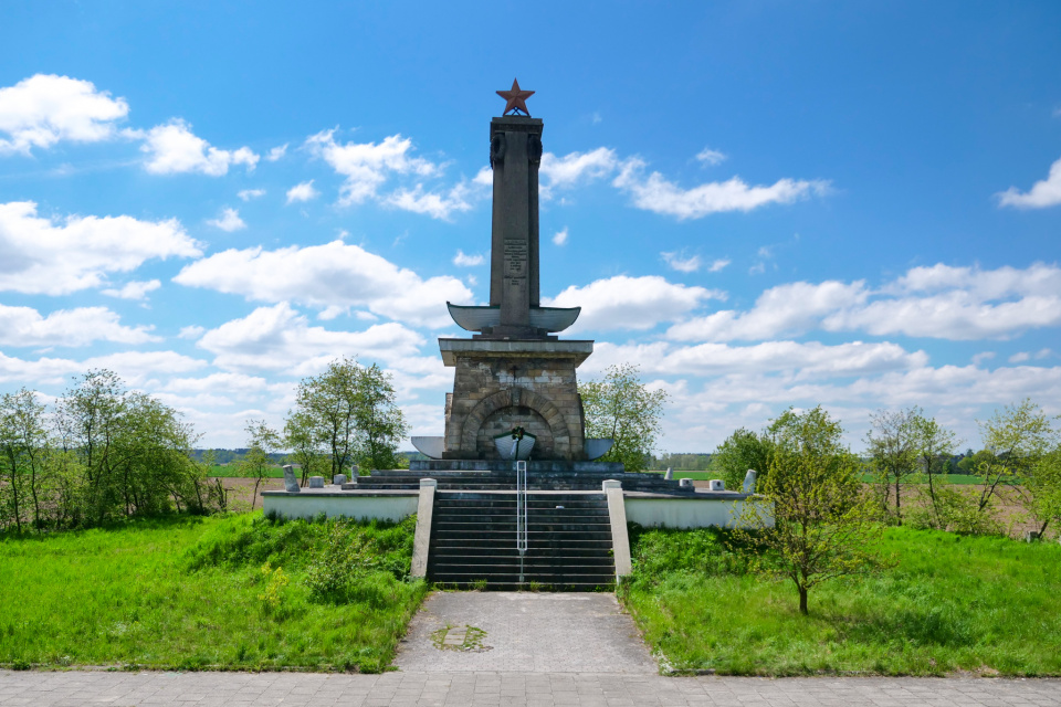 Pomnik Żołnierzy Radzieckich w Mikolinie [fot. Jarosław Madzia]