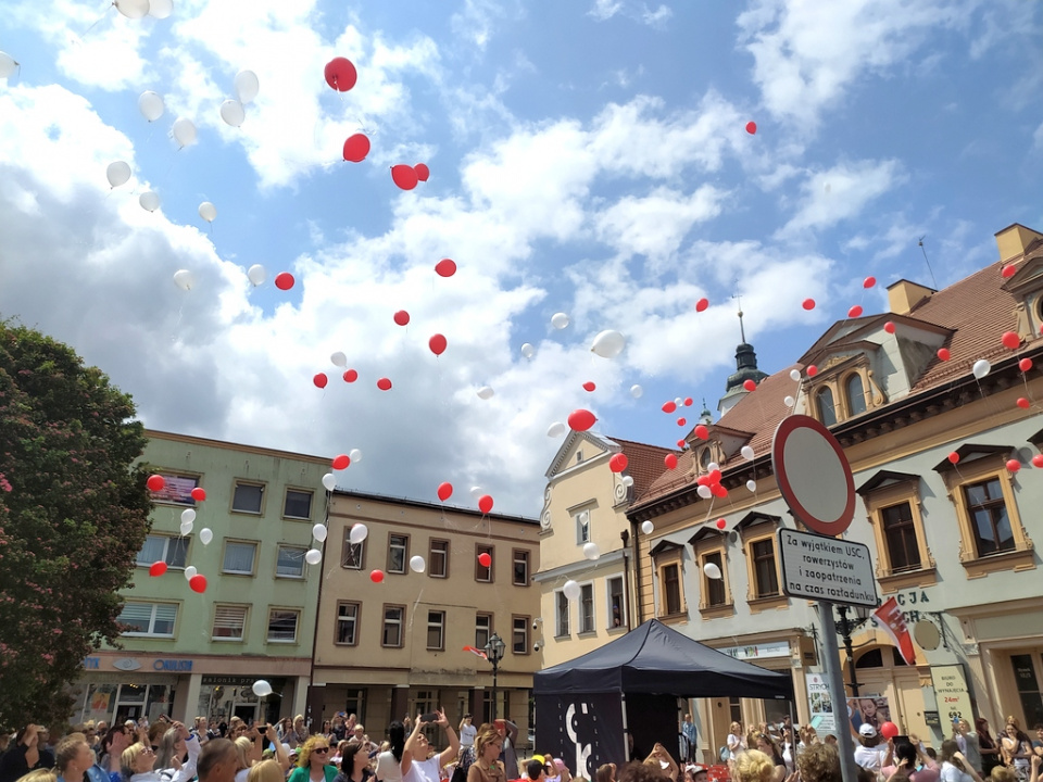 Wypuszczenie balonów w Kluczborku z okazji 770-lecia miasta [fot. Witold Wośtak]