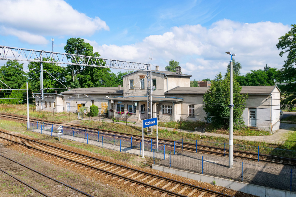 Stacja kolejowa w Ozimku [fot. Adam Dubiński]