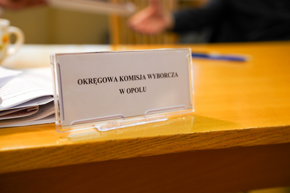 Liczenie głosów. Okręgowa Komisja Wyborcza w Opolu [fot. Jarosław Madzia]